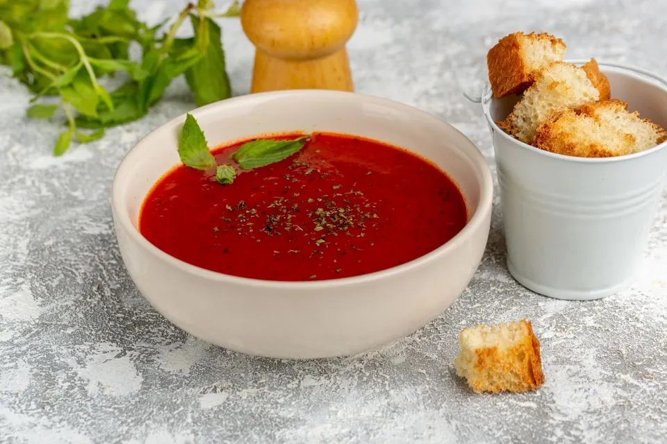 sopa de tomate e pimentão vermelho